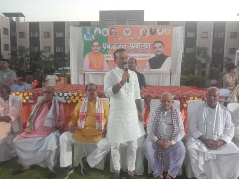 Chandauli News फोटो -बी एंड बी स्कूल खजरा में प्रबुद्ध सम्मेलन में बोलते सैयदराजा विधायक सुशील सिंह।