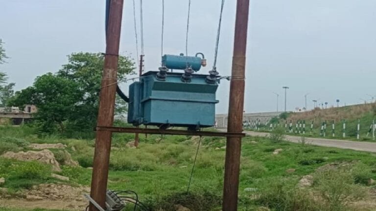 Ghazipur News : मरदह थाना क्षेत्र के‌ रायपुर बाघपुर गांव के वार्ड पांच में सिक्सलेन के बगल में लगा 100 केवी का ट्रांसफार्मर दो