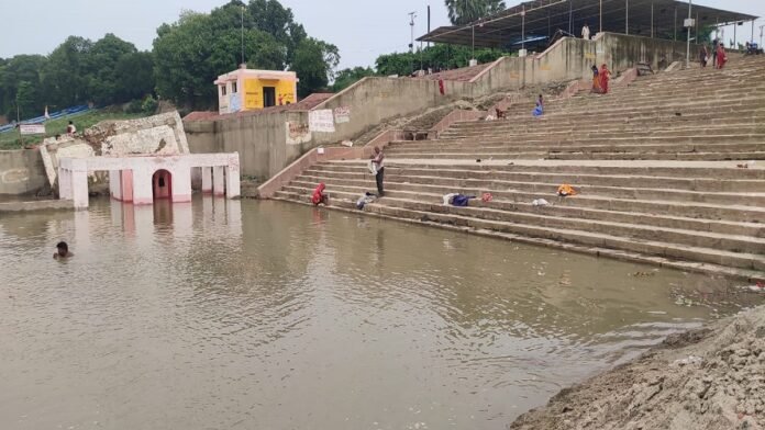 Chandauli News : Increasing water level of Ganga is increasing uneasiness among farmers