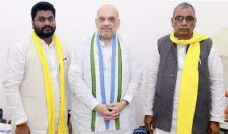 Omprakash Rajbhar joined hands with BJP