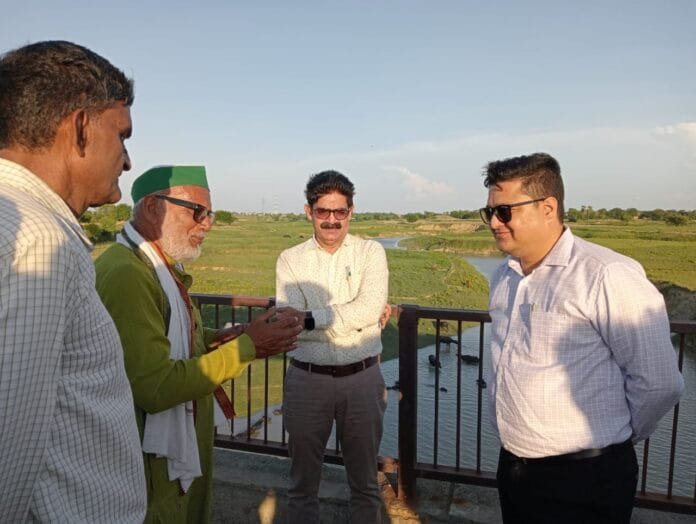 Chandauli news The District Magistrate inspected the erosion of Ganga near Gurani Pump Canal