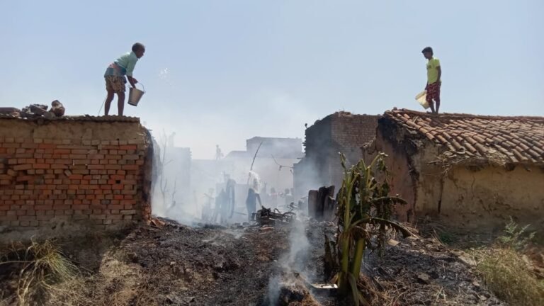दलित बस्ती में लगी भीषण आग, तीन घरों के गृहस्थी का सामान जलकर हुआ खाक…